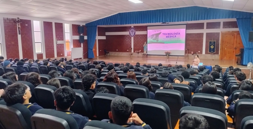 Estudiantes participan en una charla sobre la carrera de Tecnología Médica